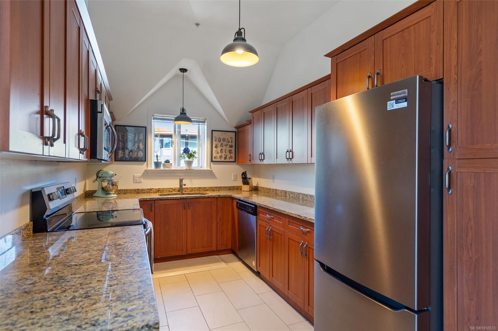 410-663 Goldstream Ave — listing photo 13 of 29