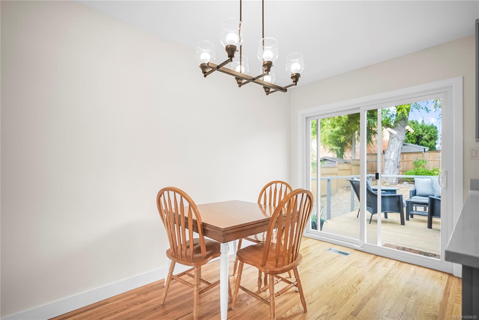 524 Warren Ave — listing photo 9 of 35