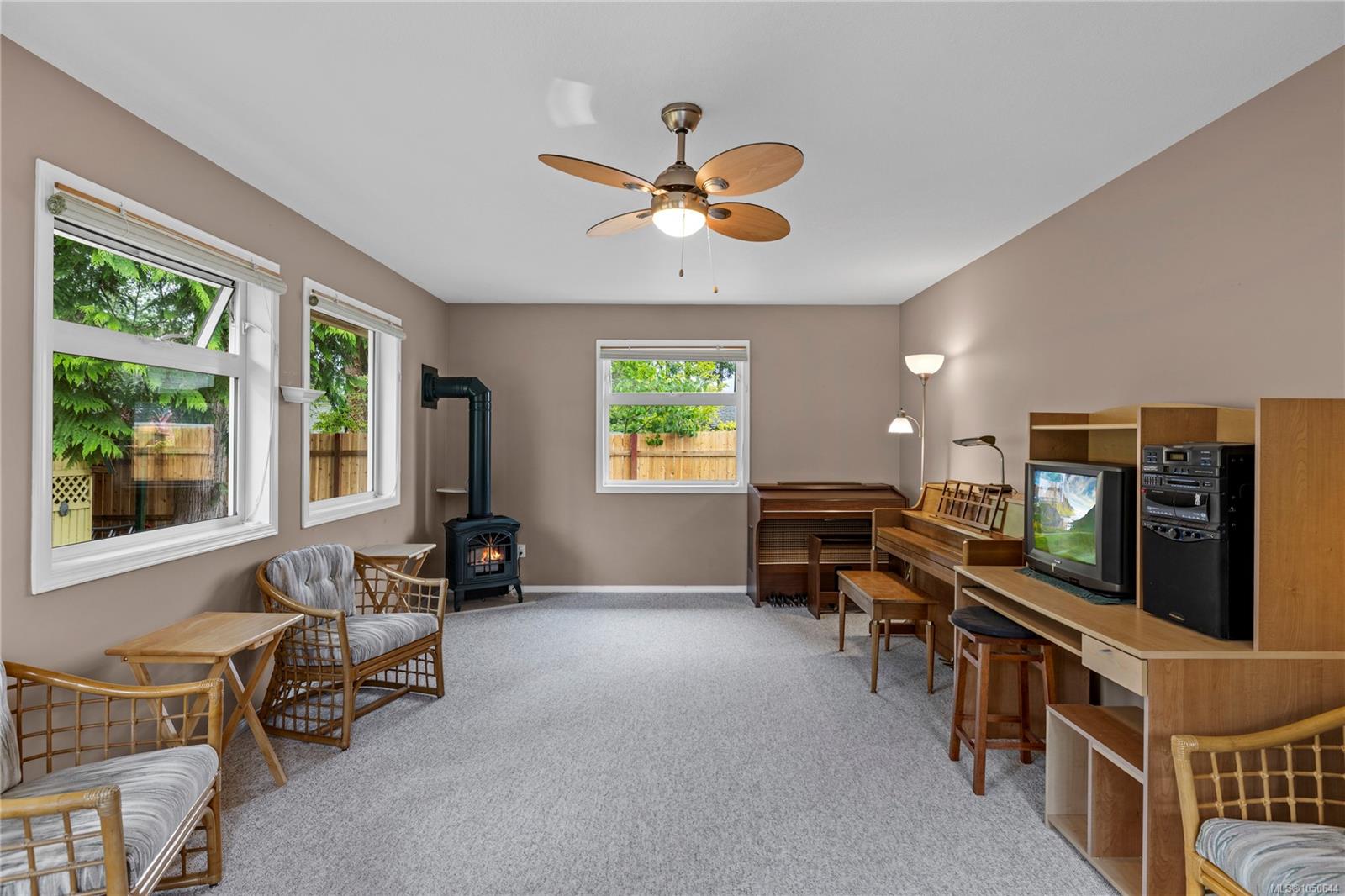 464 Quatsino Rd — listing photo 12 of 36