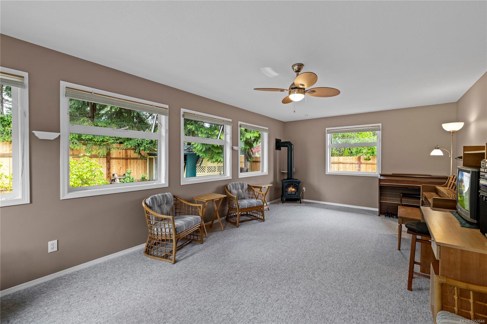 464 Quatsino Rd — listing photo 13 of 36