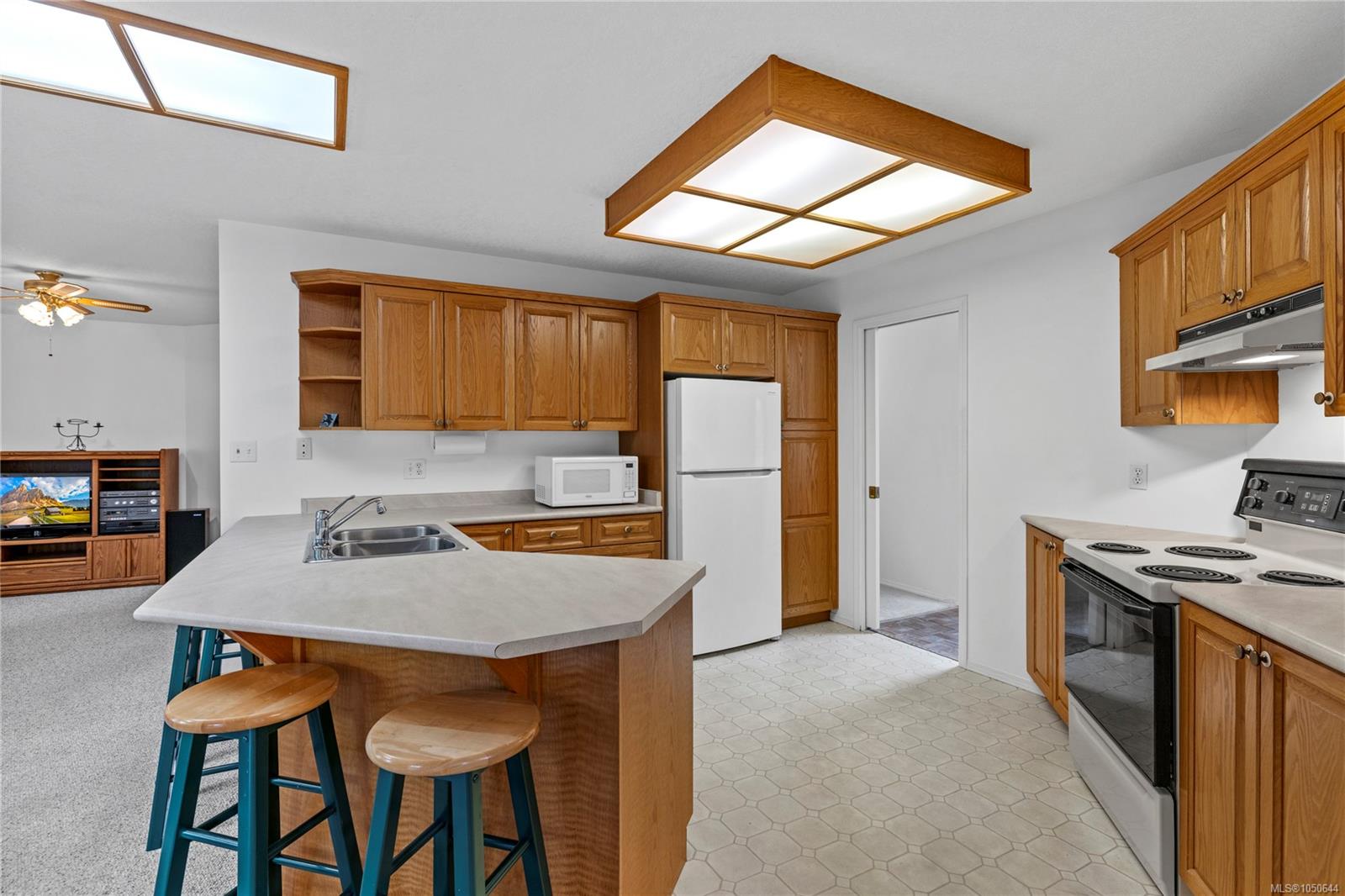 464 Quatsino Rd — listing photo 8 of 36