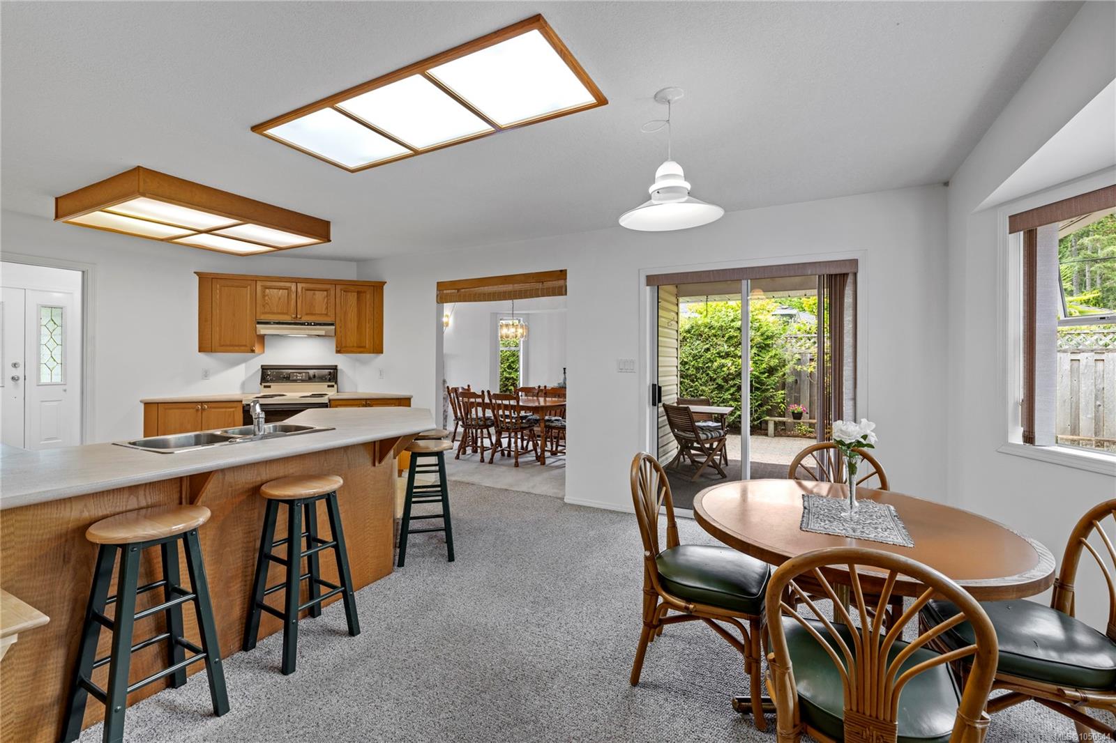 464 Quatsino Rd — listing photo 9 of 36