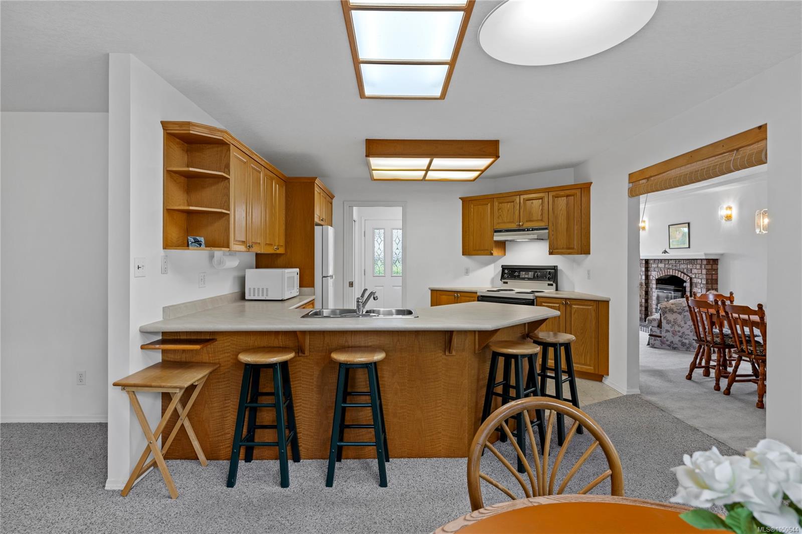 464 Quatsino Rd — listing photo 10 of 36