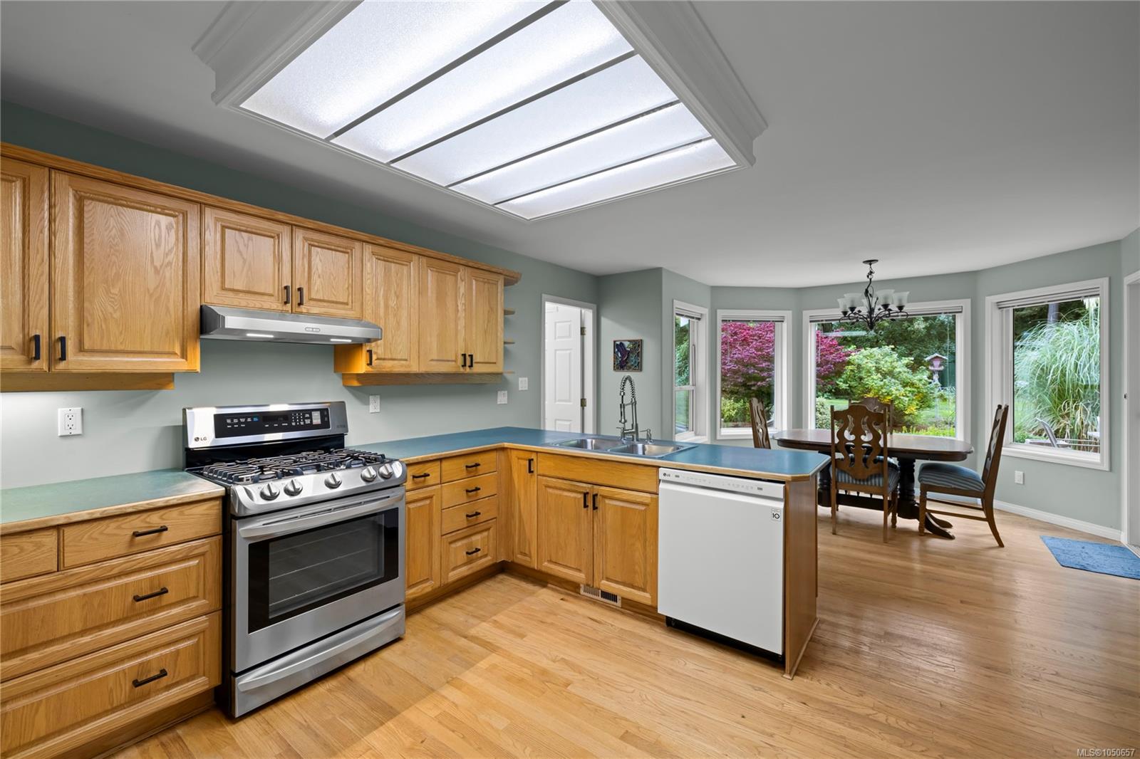 1730 Sangster Cres — listing photo 4 of 65