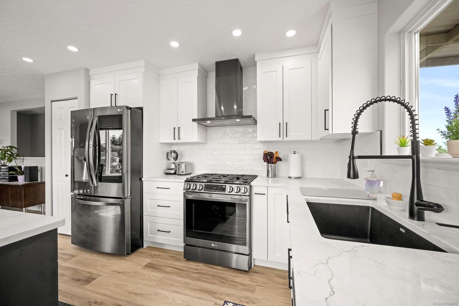 948 Brooks Pl — listing photo 8 of 31