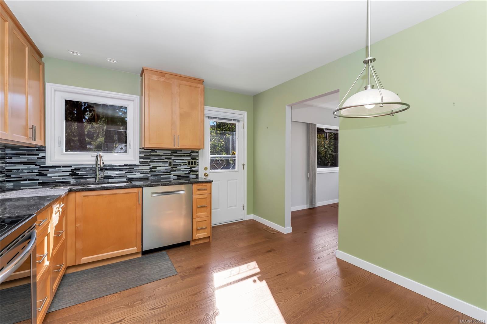 553 Acland Ave — listing photo 12 of 39