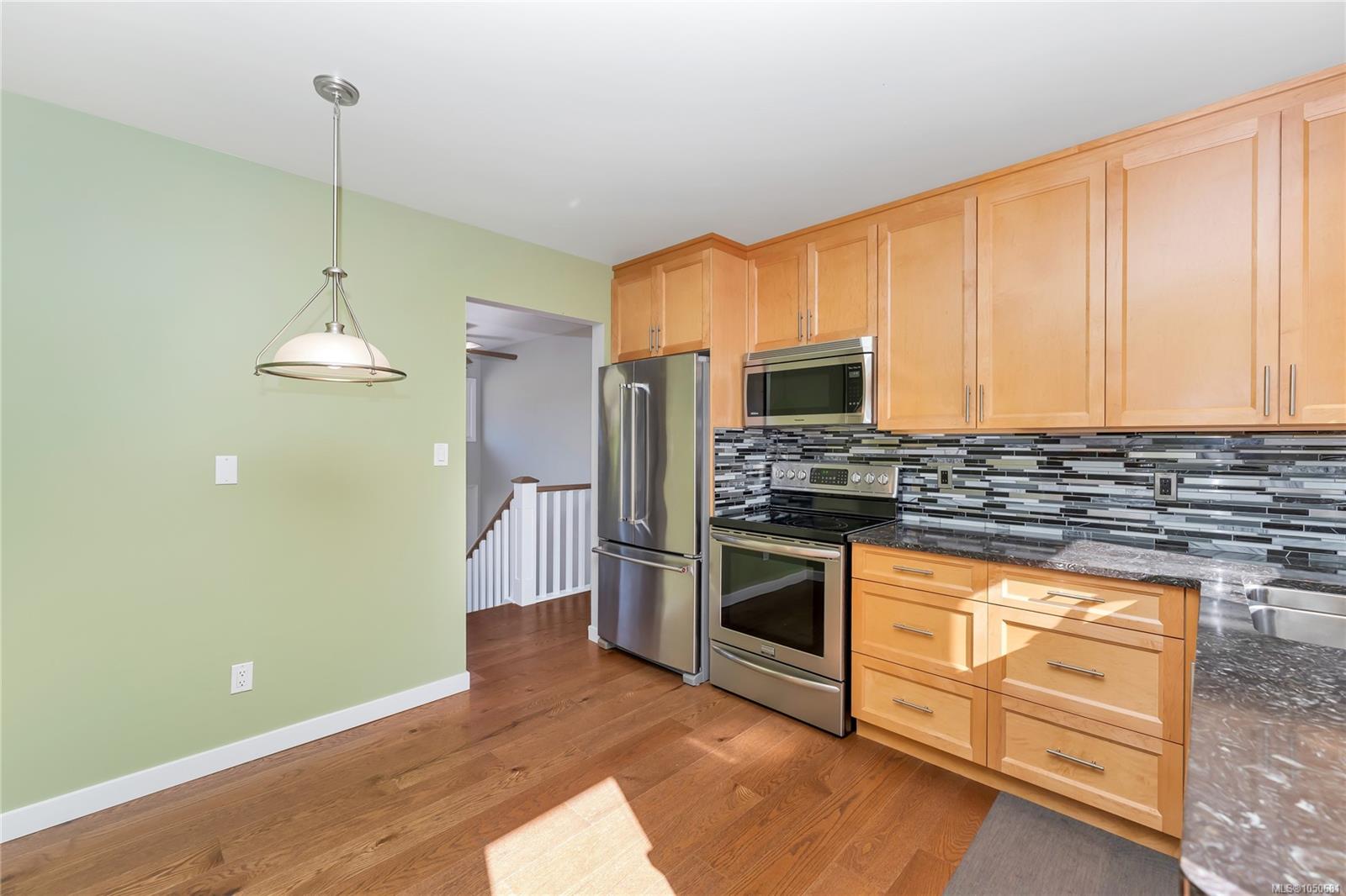 553 Acland Ave — listing photo 13 of 39