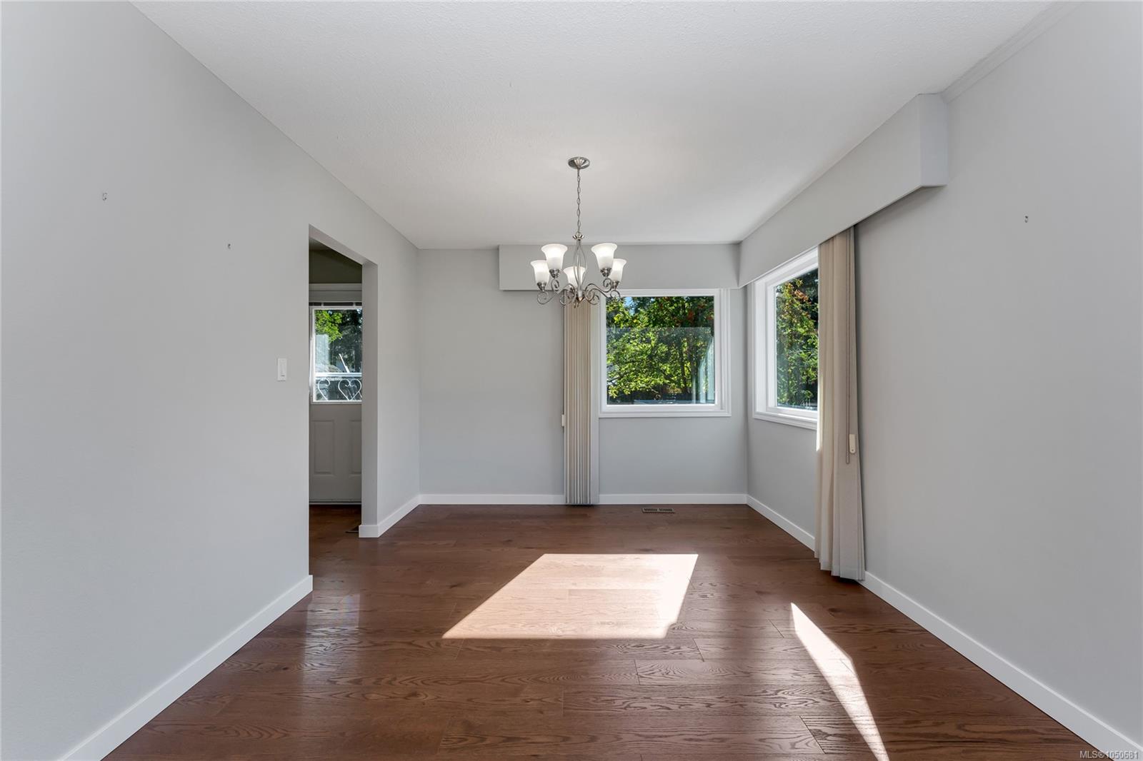 553 Acland Ave — listing photo 8 of 39