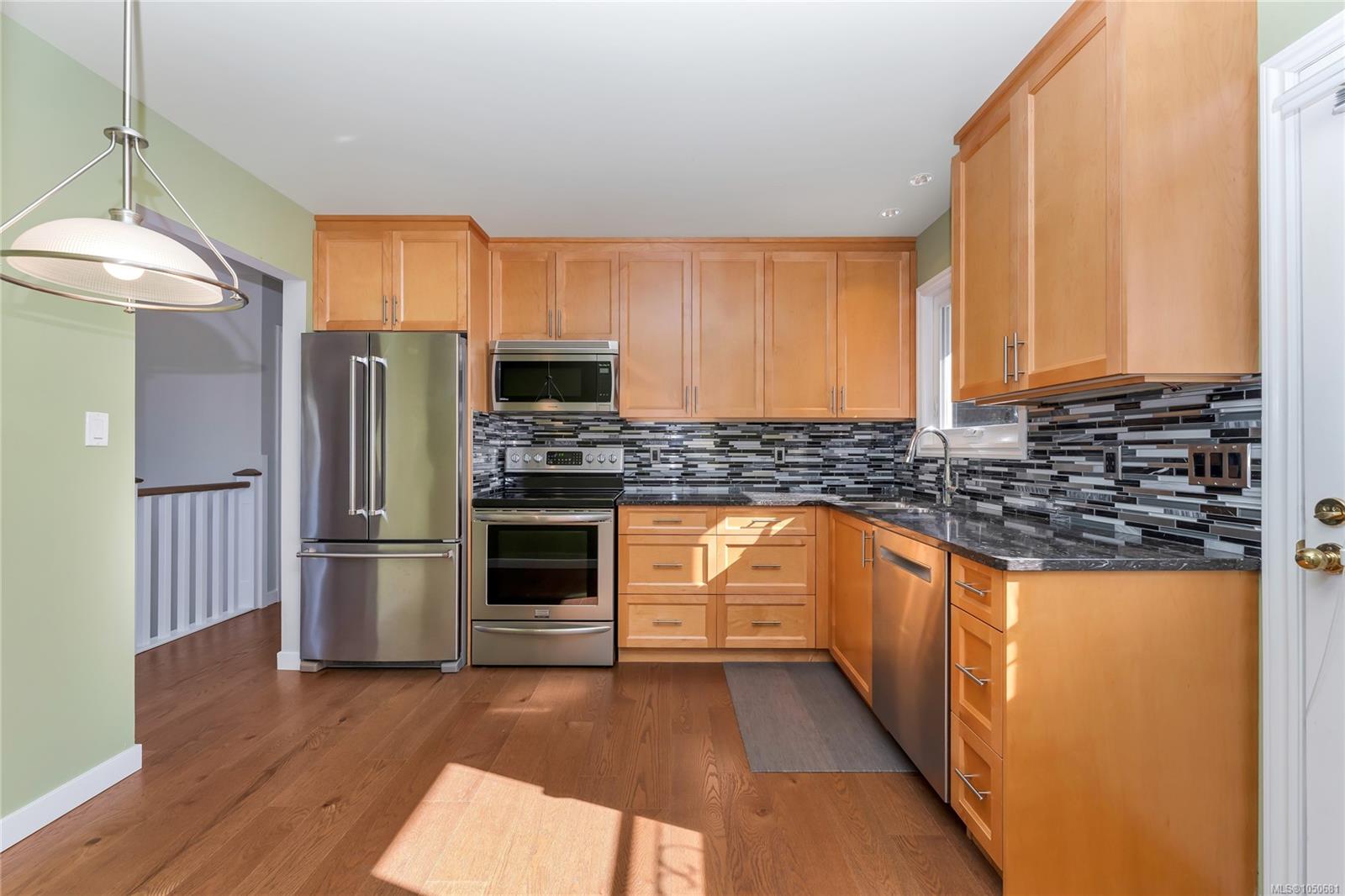 553 Acland Ave — listing photo 10 of 39