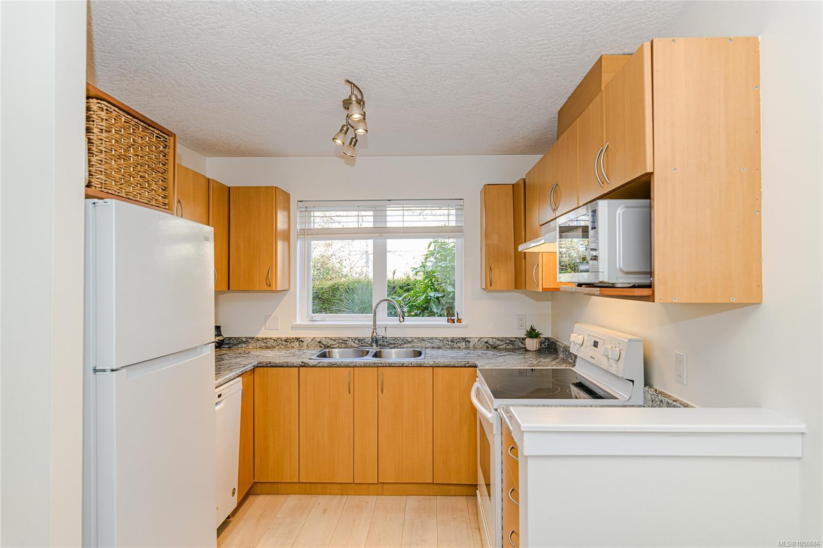103-3180 Albina St — listing photo 3 of 21