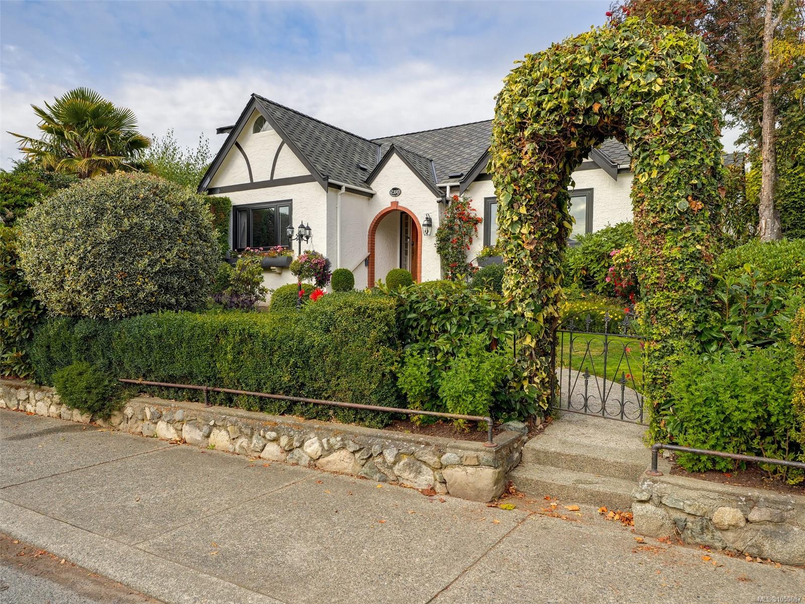 2390 Musgrave St — listing photo 2 of 44