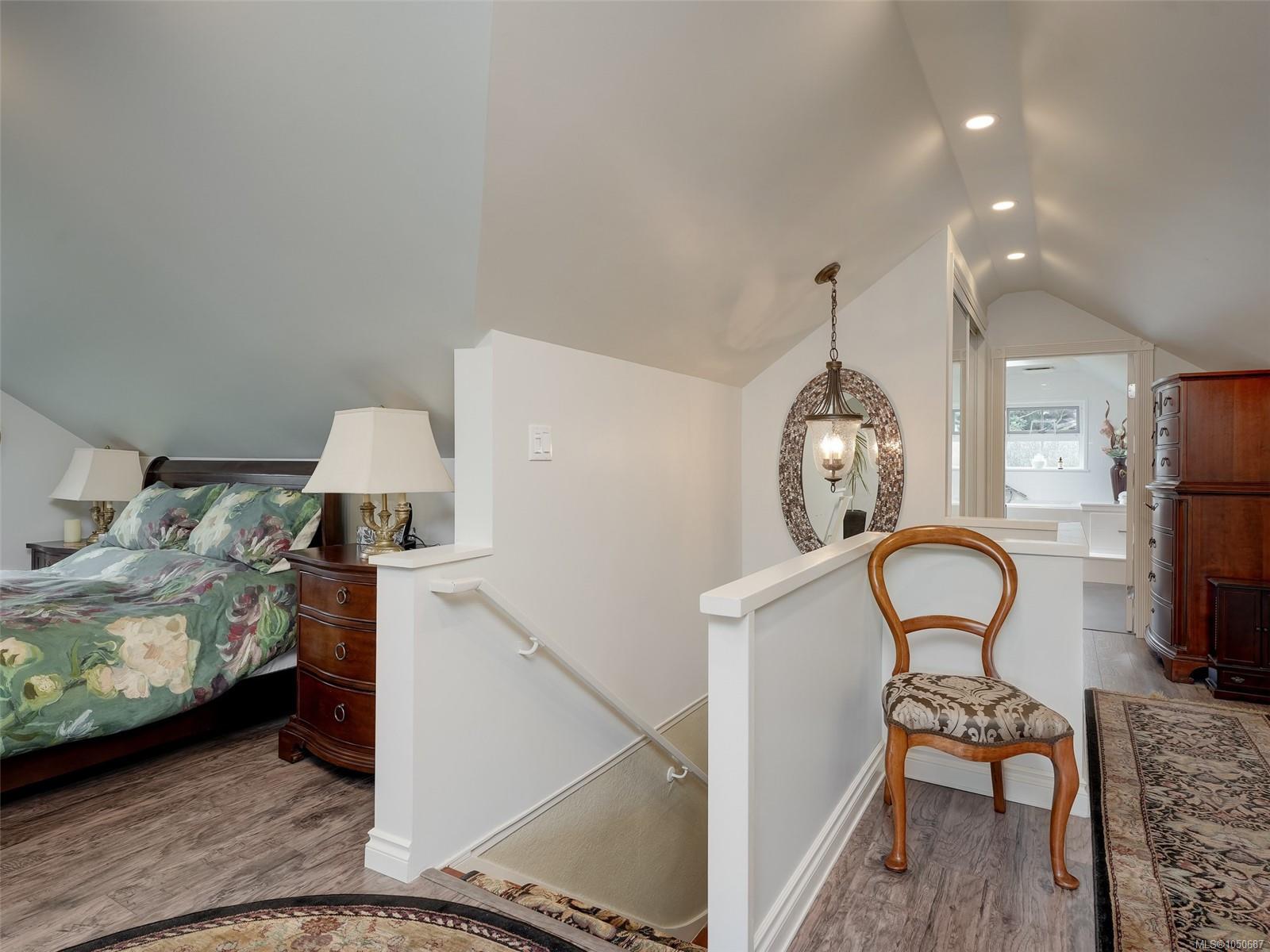 2390 Musgrave St — listing photo 11 of 44