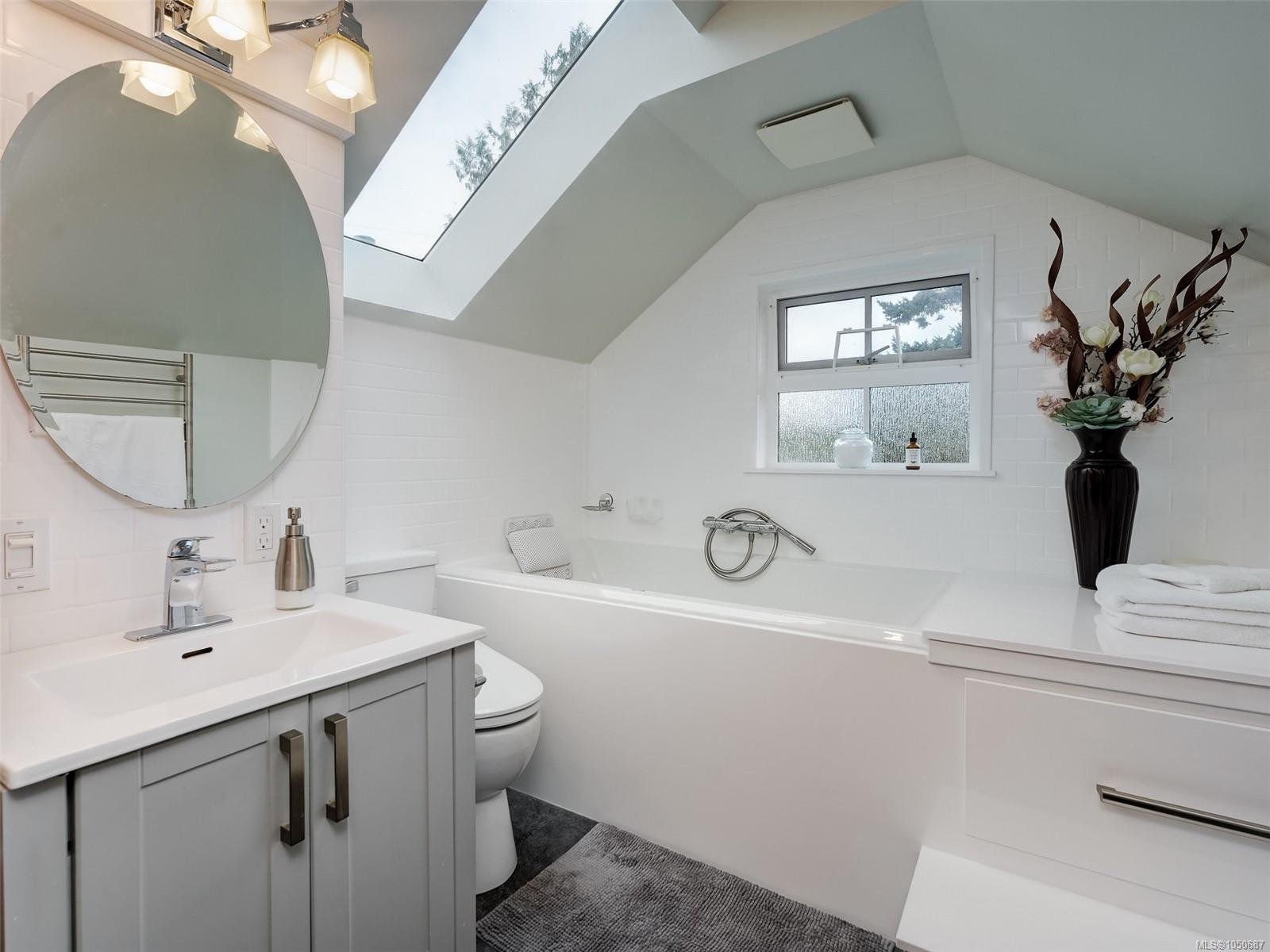 2390 Musgrave St — listing photo 12 of 44