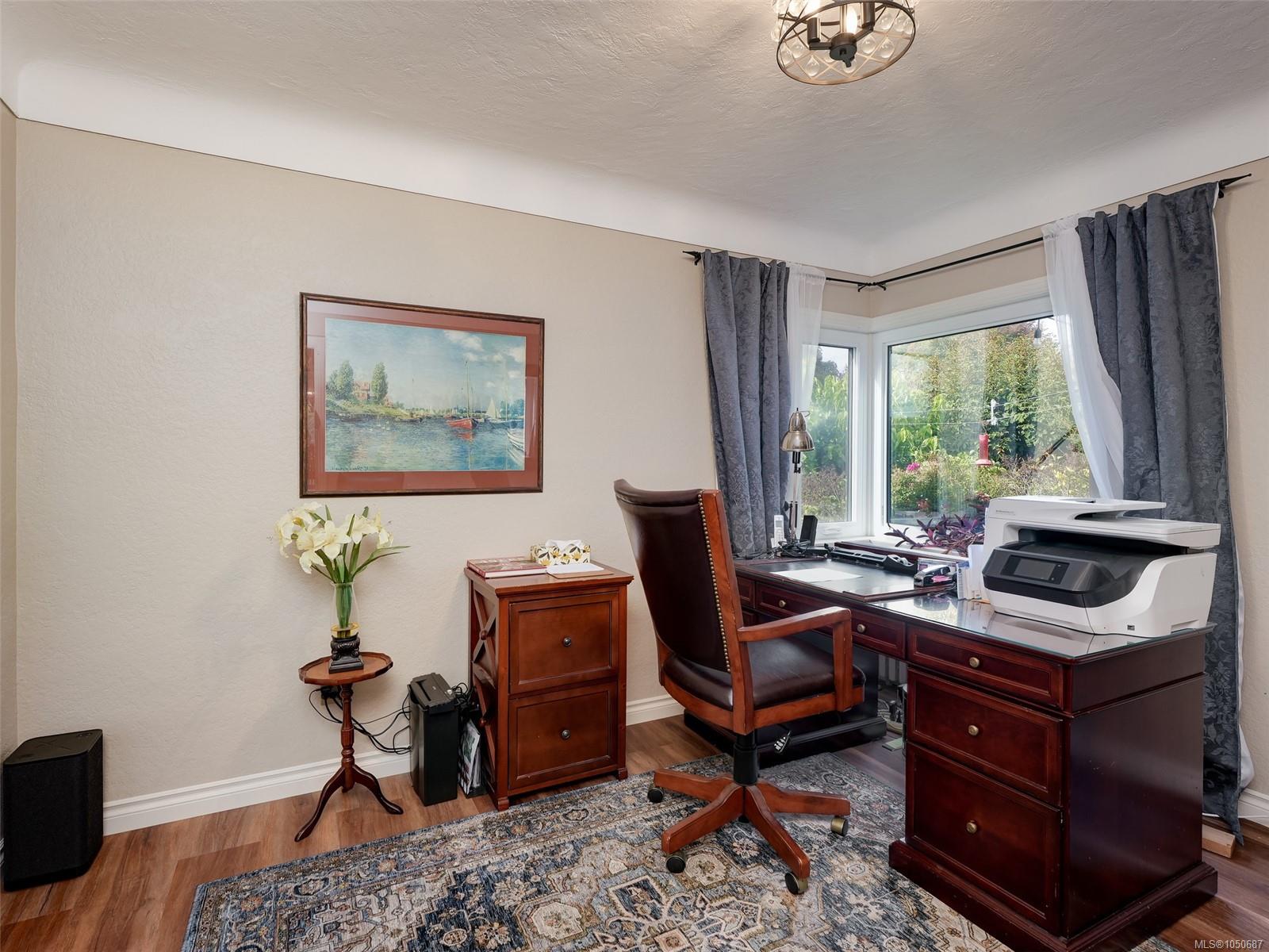 2390 Musgrave St — listing photo 13 of 44