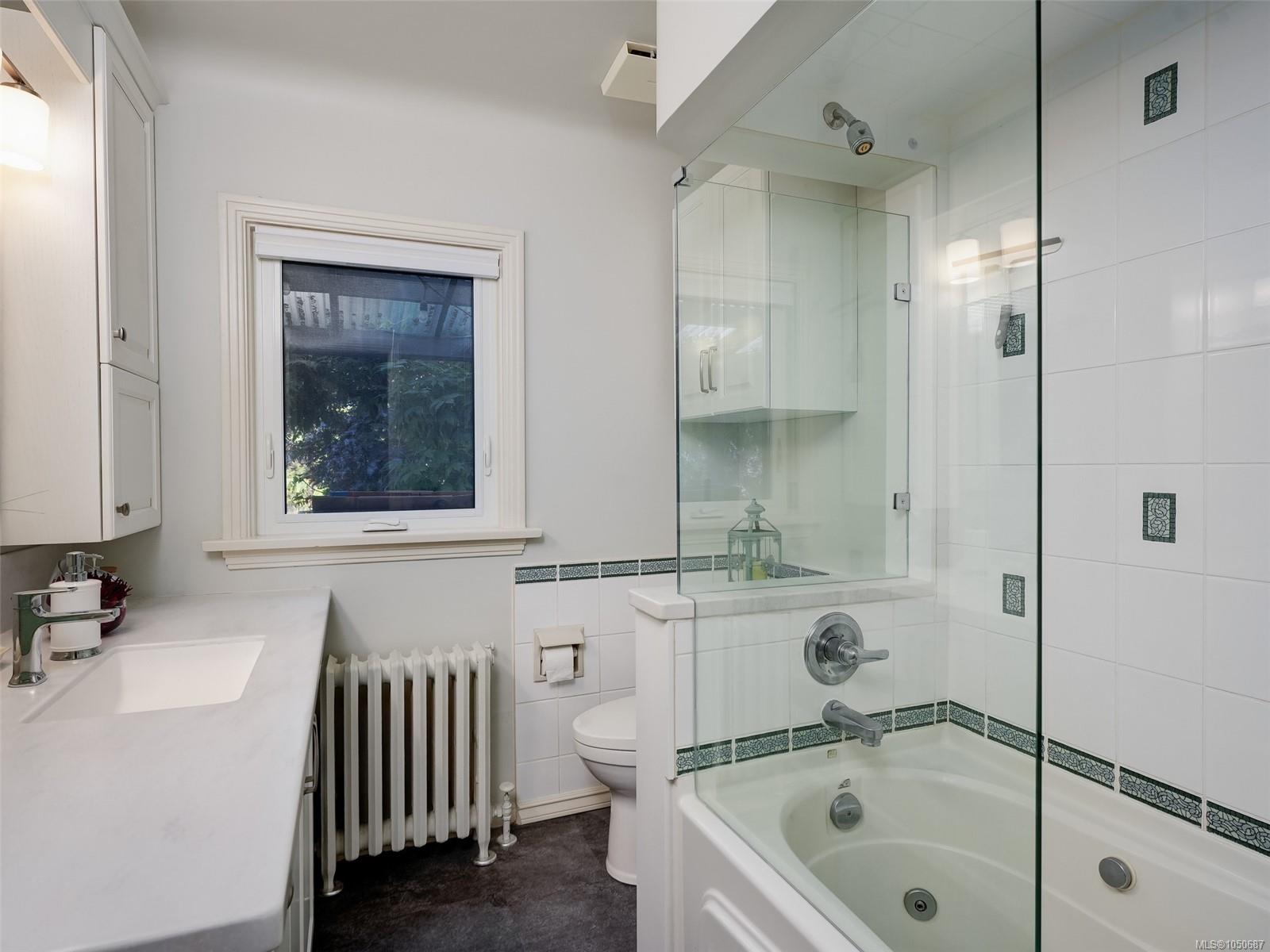2390 Musgrave St — listing photo 14 of 44