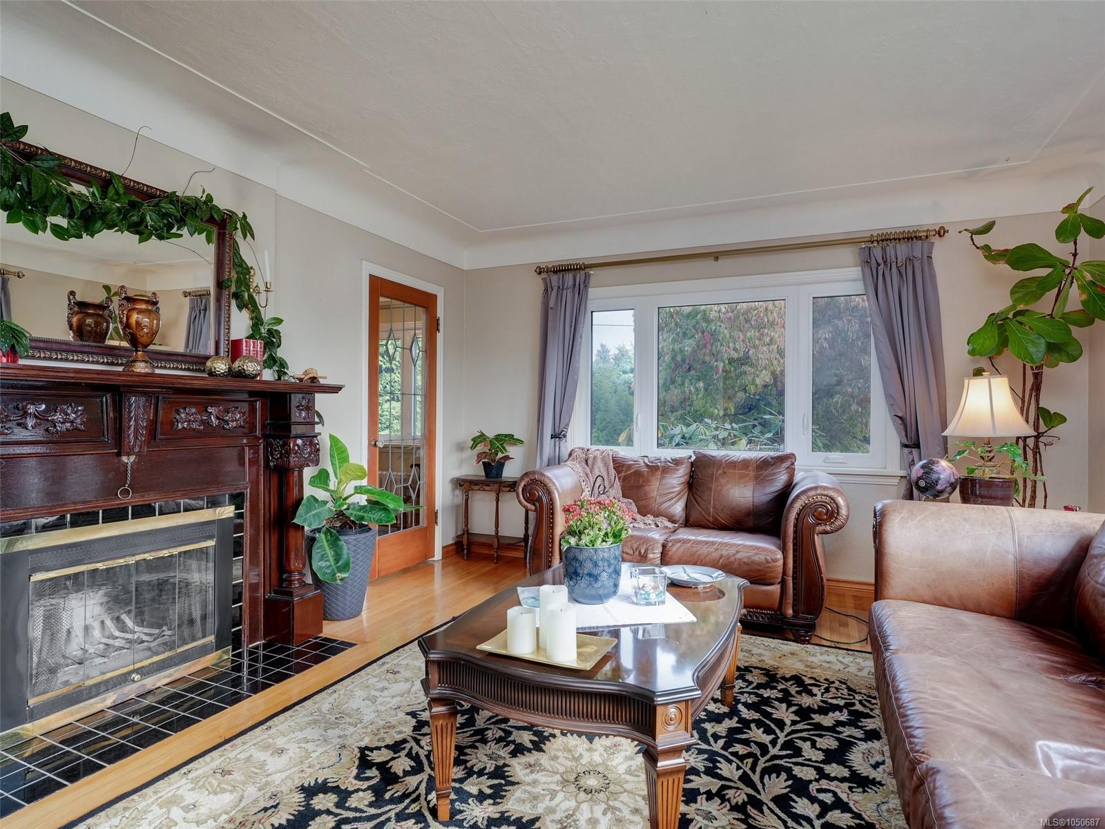 2390 Musgrave St — listing photo 4 of 44