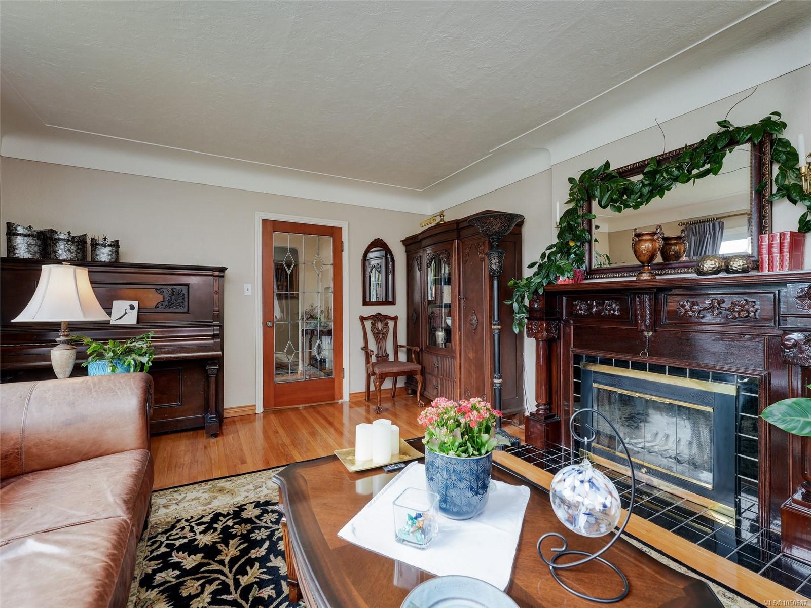 2390 Musgrave St — listing photo 5 of 44