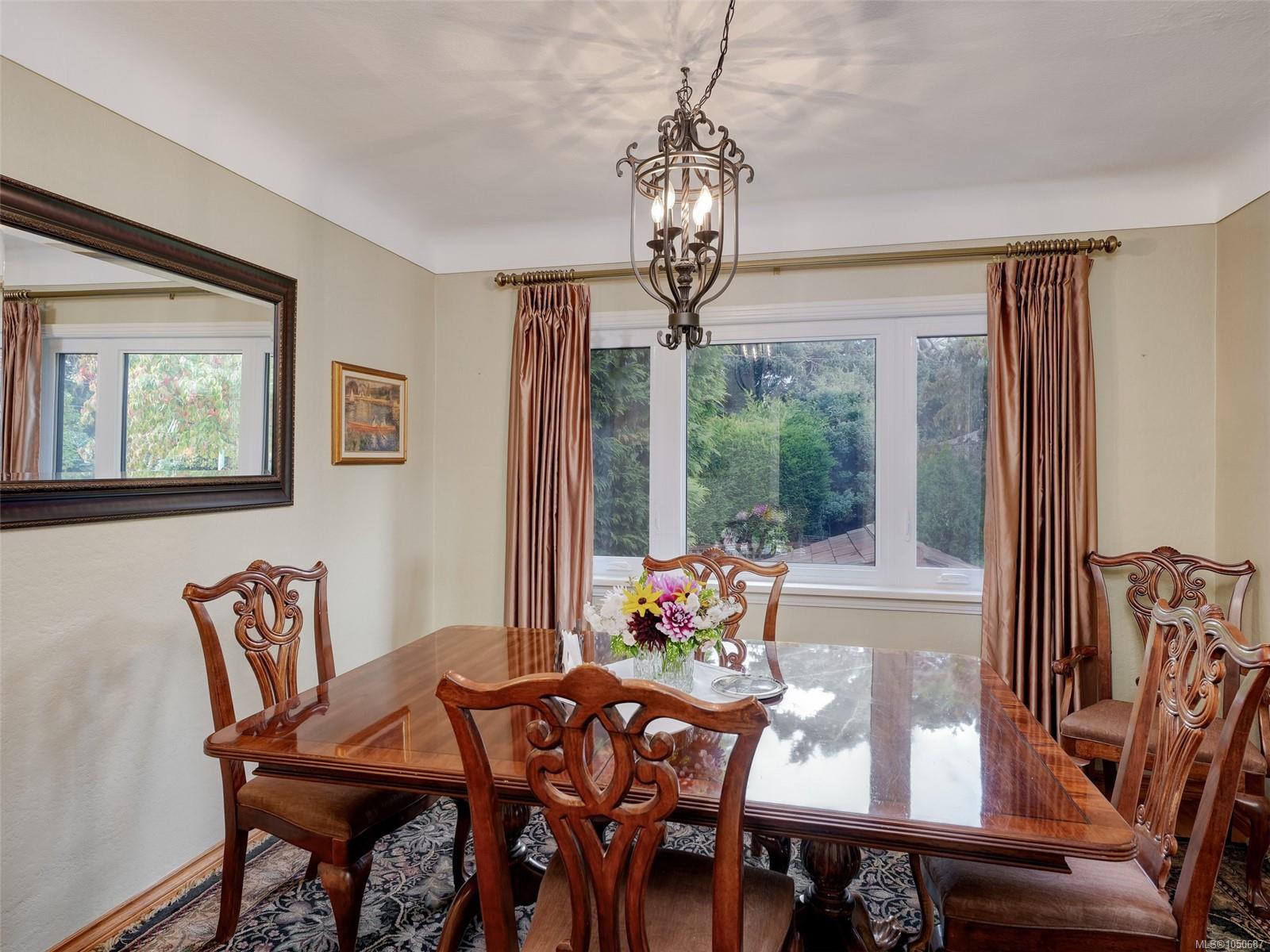 2390 Musgrave St — listing photo 6 of 44