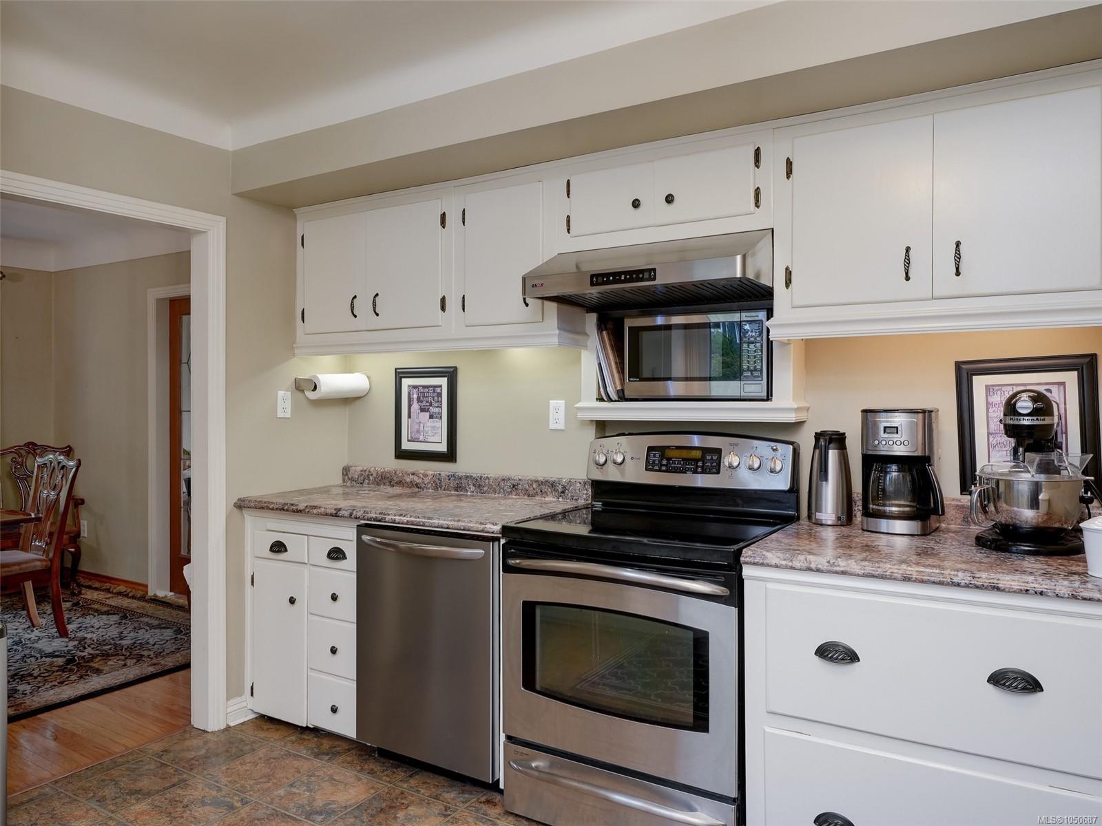 2390 Musgrave St — listing photo 7 of 44