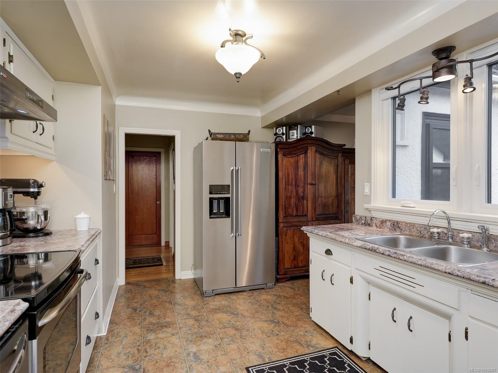 2390 Musgrave St — listing photo 8 of 44