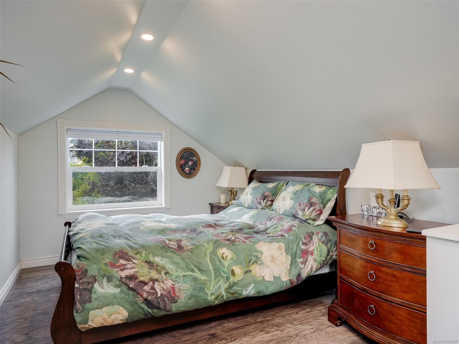 2390 Musgrave St — listing photo 10 of 44