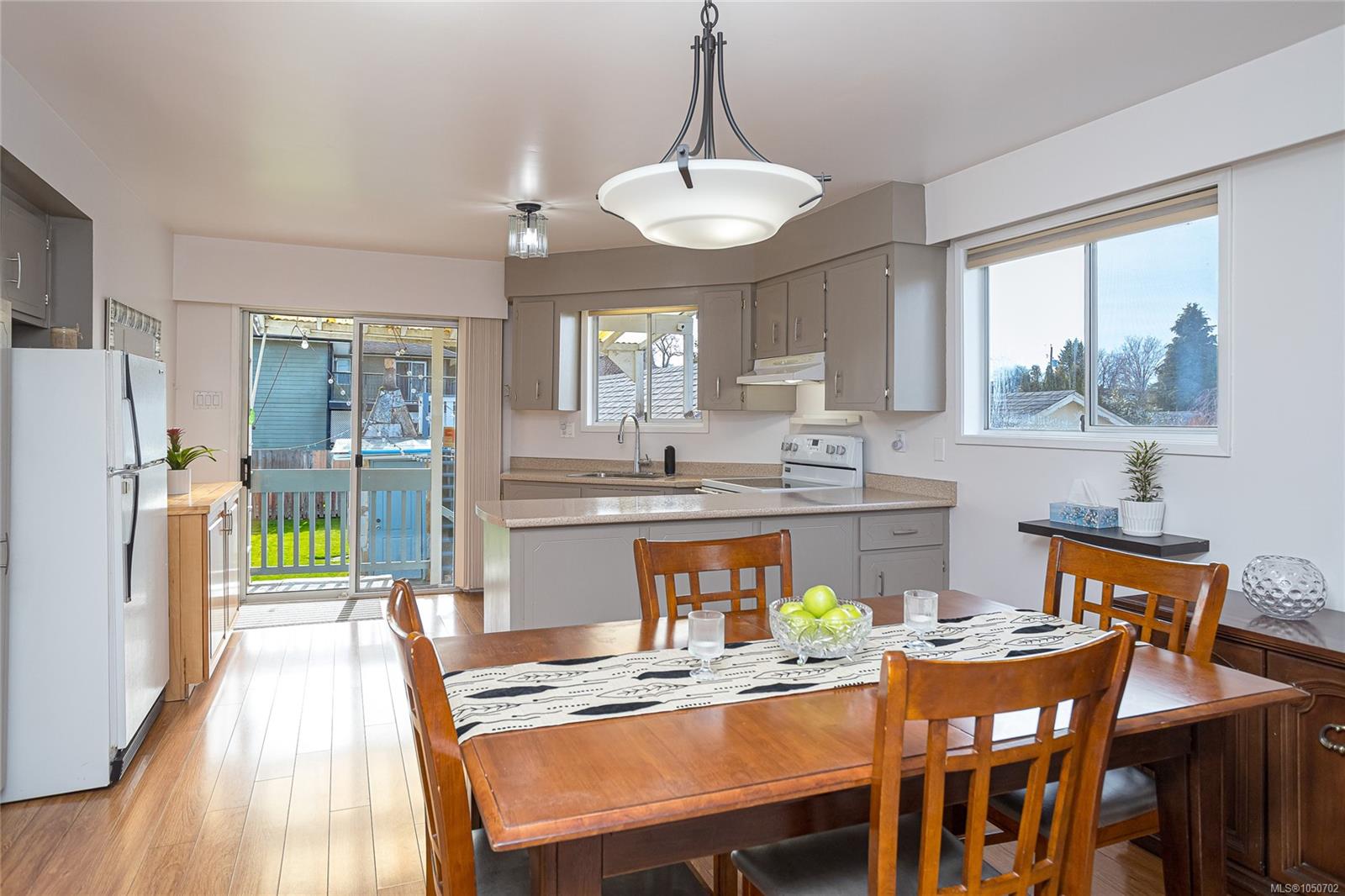 3155 Earl grey St — listing photo 8 of 49