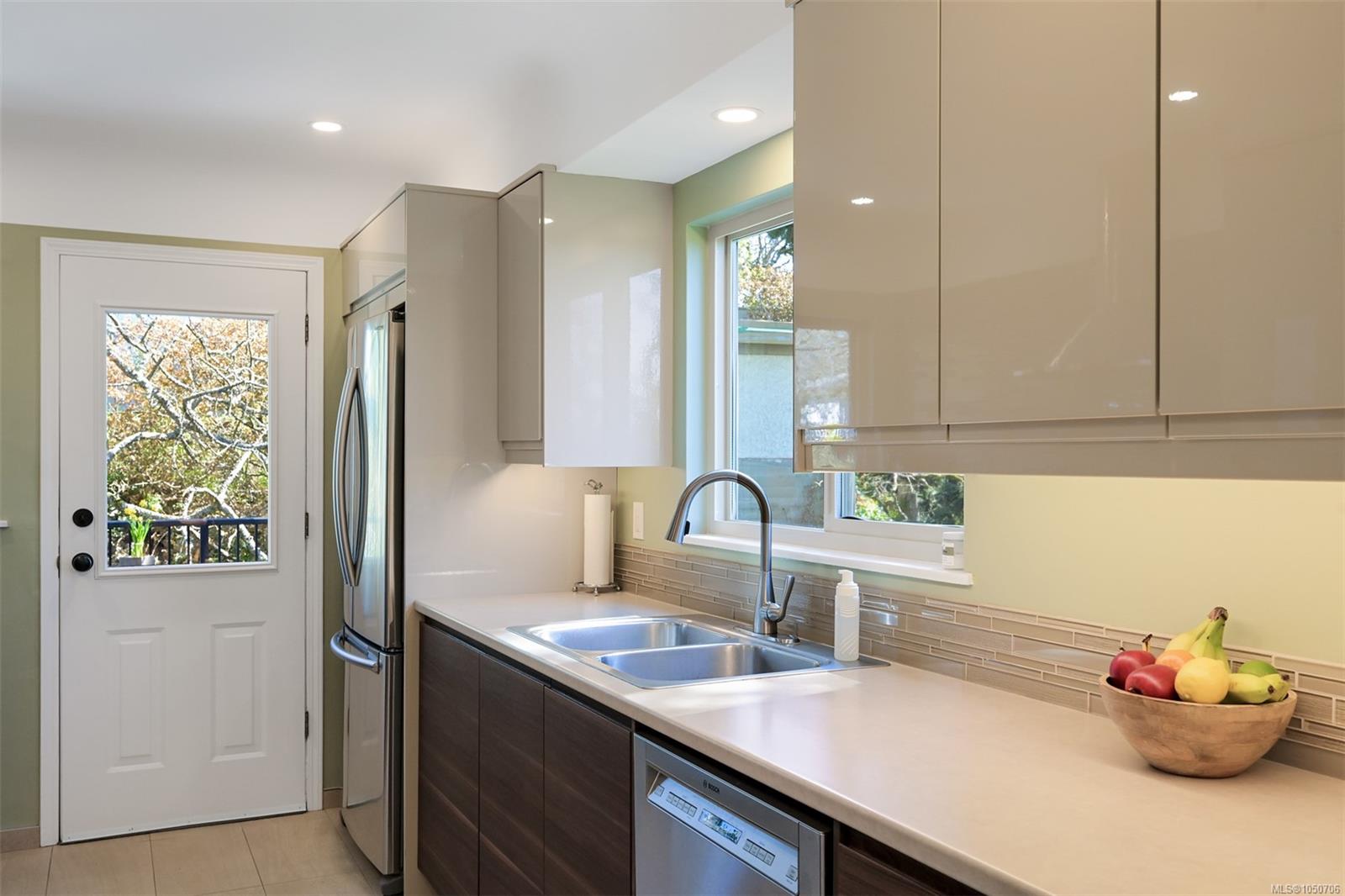 967 Ridgeway St — listing photo 11 of 39