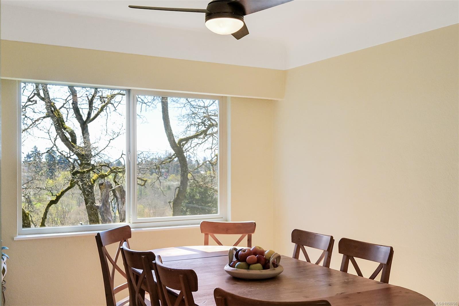 967 Ridgeway St — listing photo 9 of 39