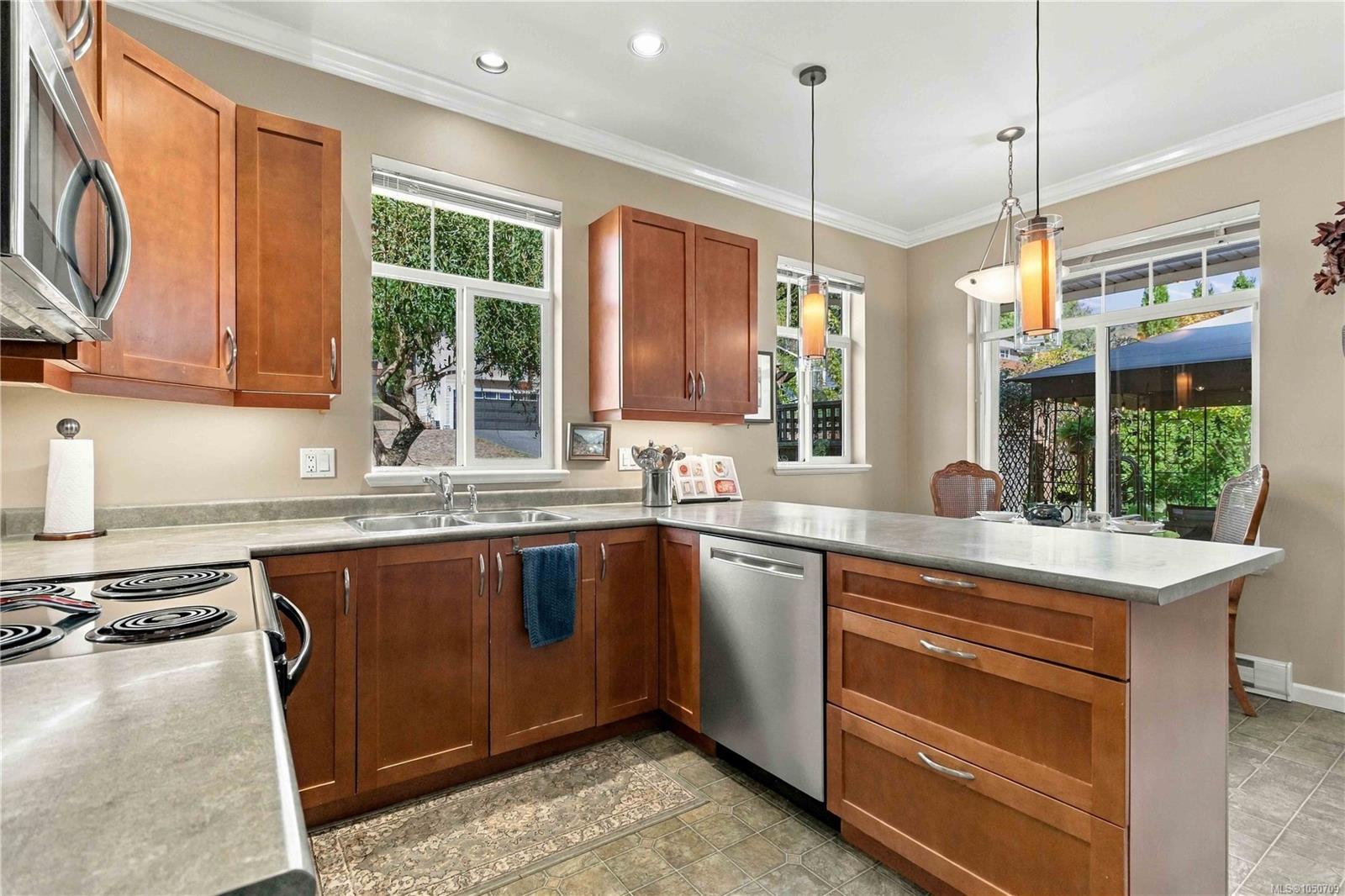 2409 Poplar Dr — listing photo 11 of 35