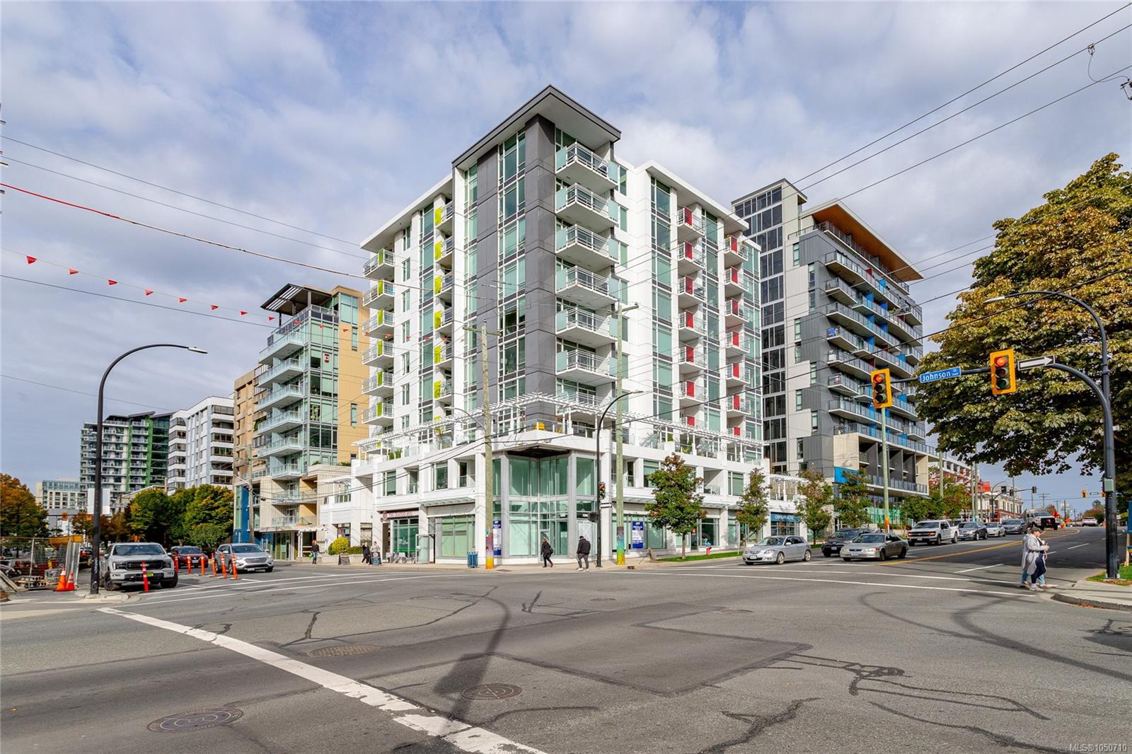 103-1090 Johnson St — listing photo 2 of 29