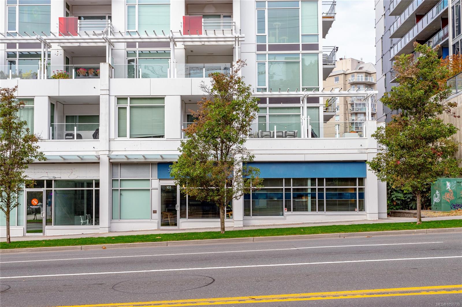 103-1090 Johnson St — listing photo 3 of 29