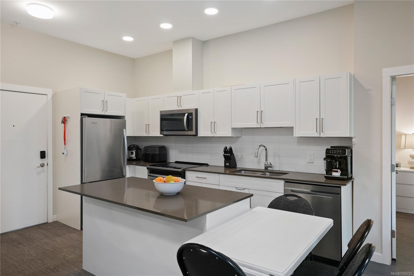 104-2843 Jacklin Rd — listing photo 2 of 23