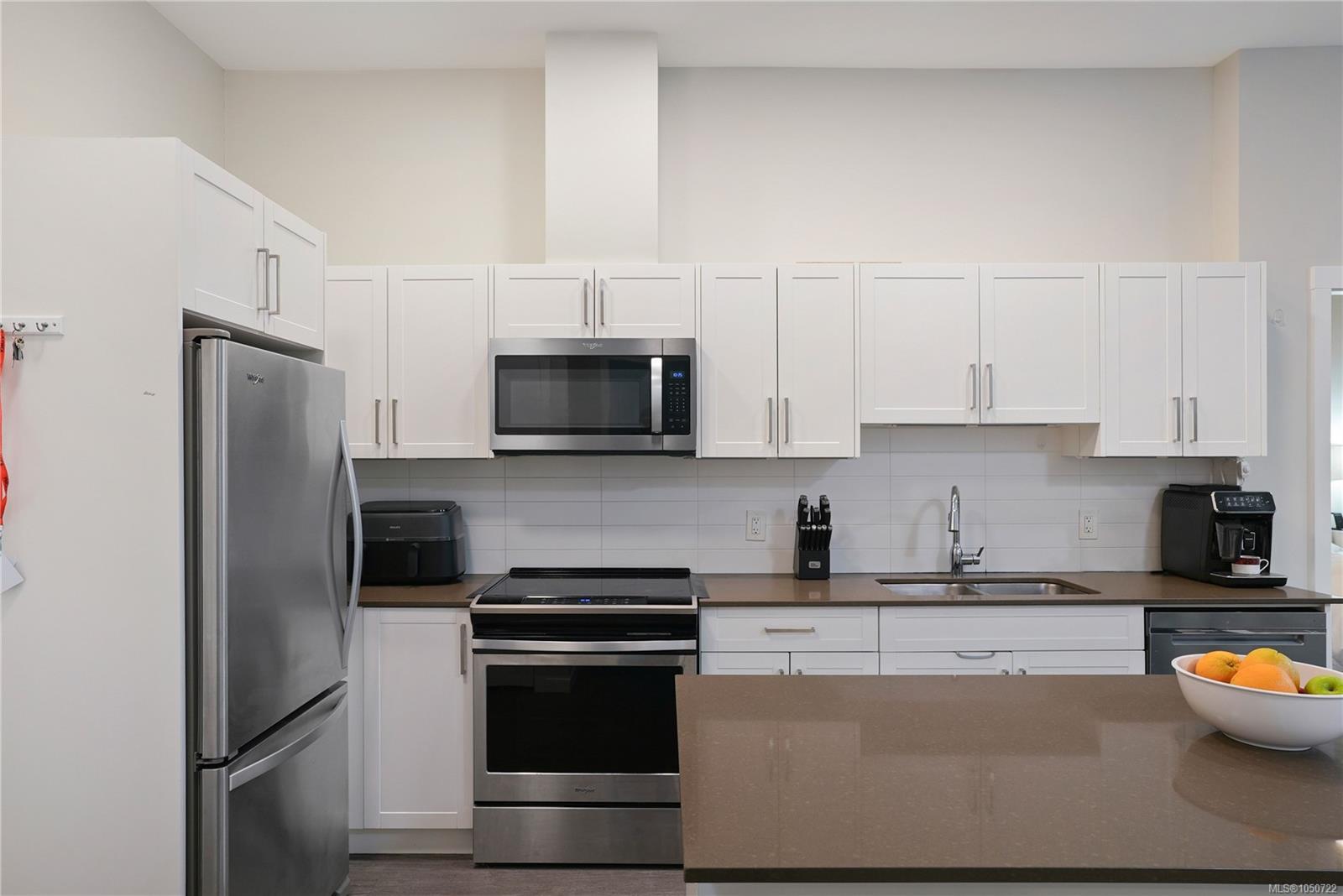 104-2843 Jacklin Rd — listing photo 3 of 23