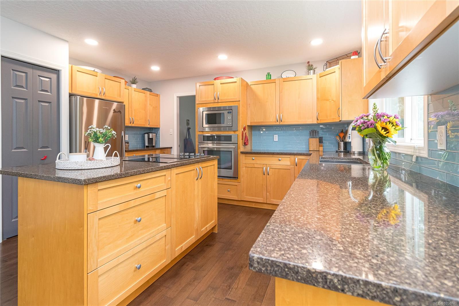 1927 Riverside Dr — listing photo 10 of 41
