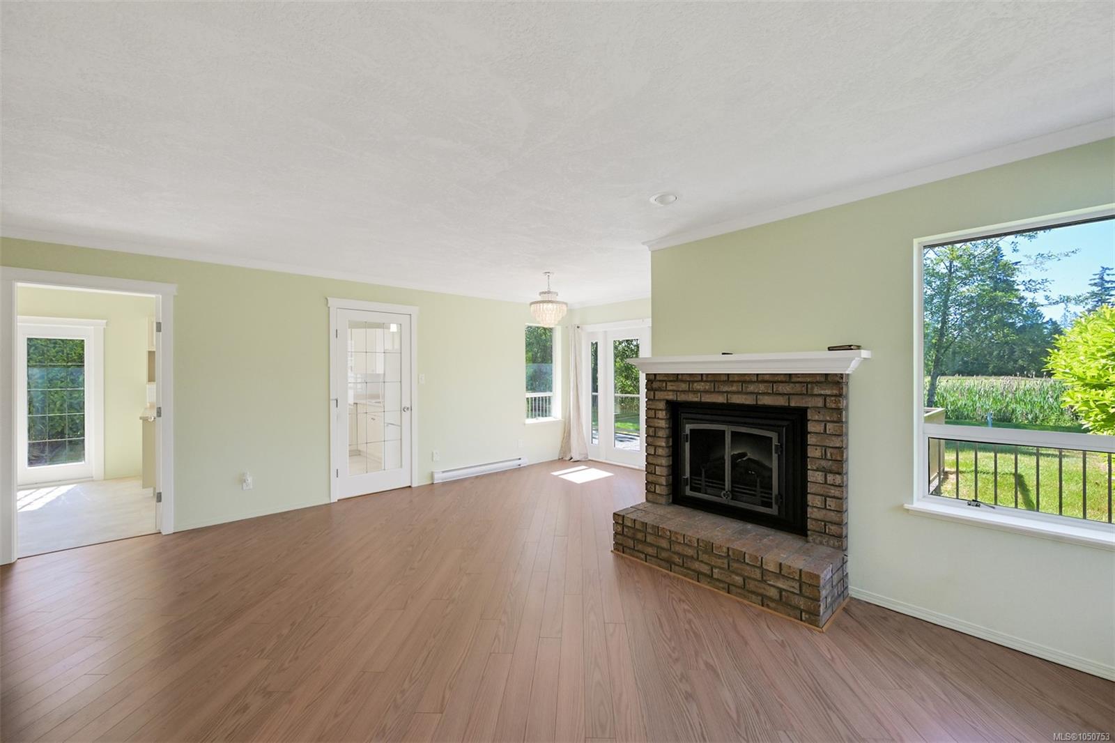 574 Cedar Cres — listing photo 11 of 66