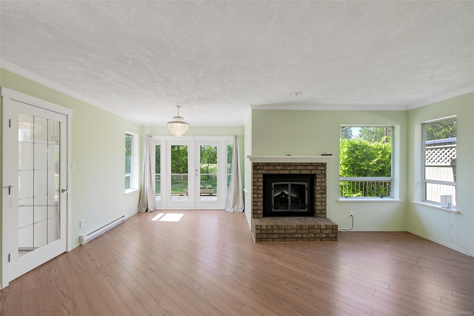 574 Cedar Cres — listing photo 12 of 66