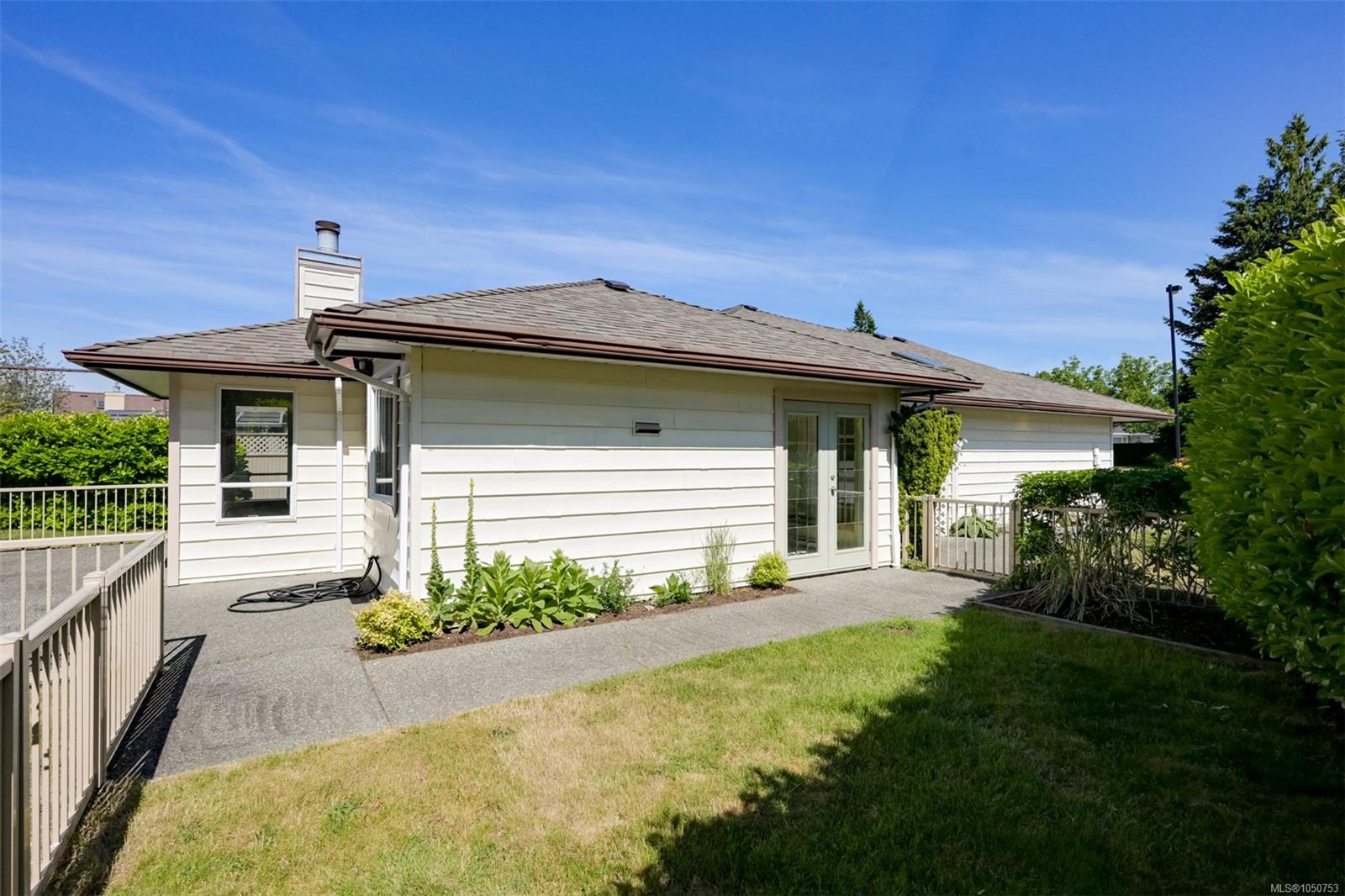 574 Cedar Cres — listing photo 14 of 66