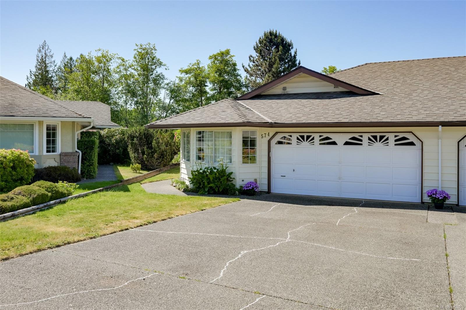 574 Cedar Cres photo 5