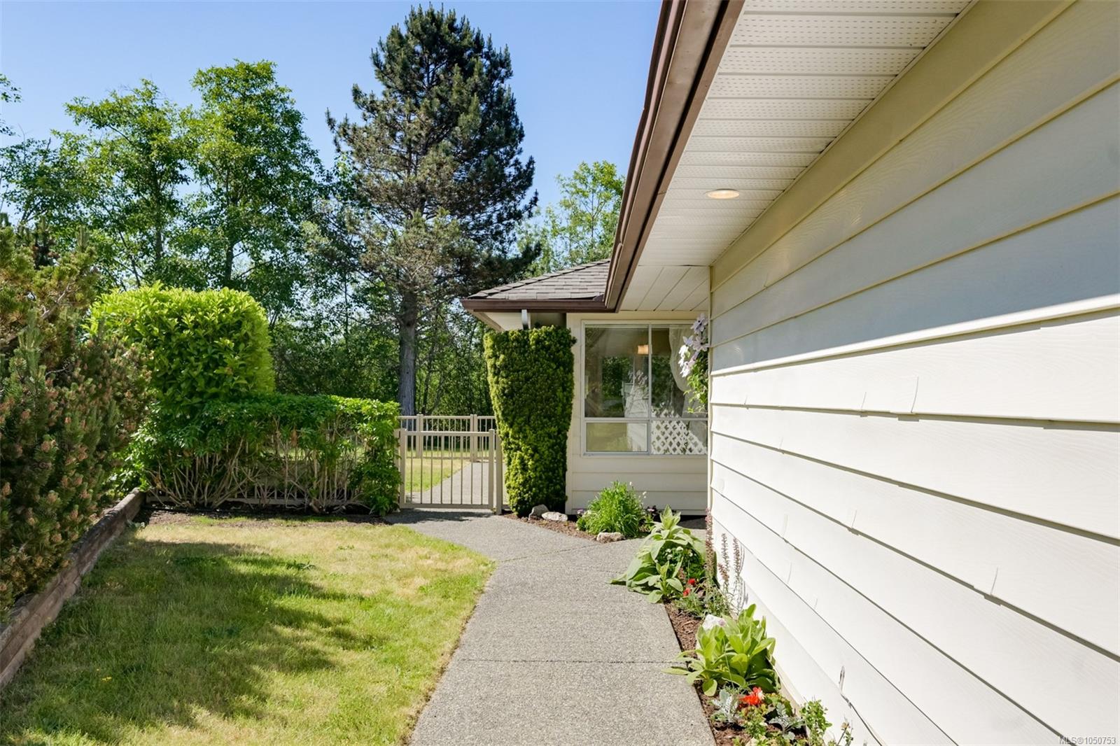 574 Cedar Cres photo 6