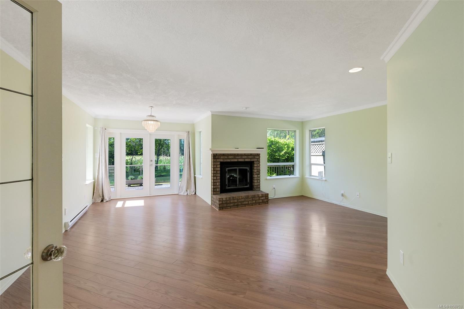 574 Cedar Cres — listing photo 9 of 66