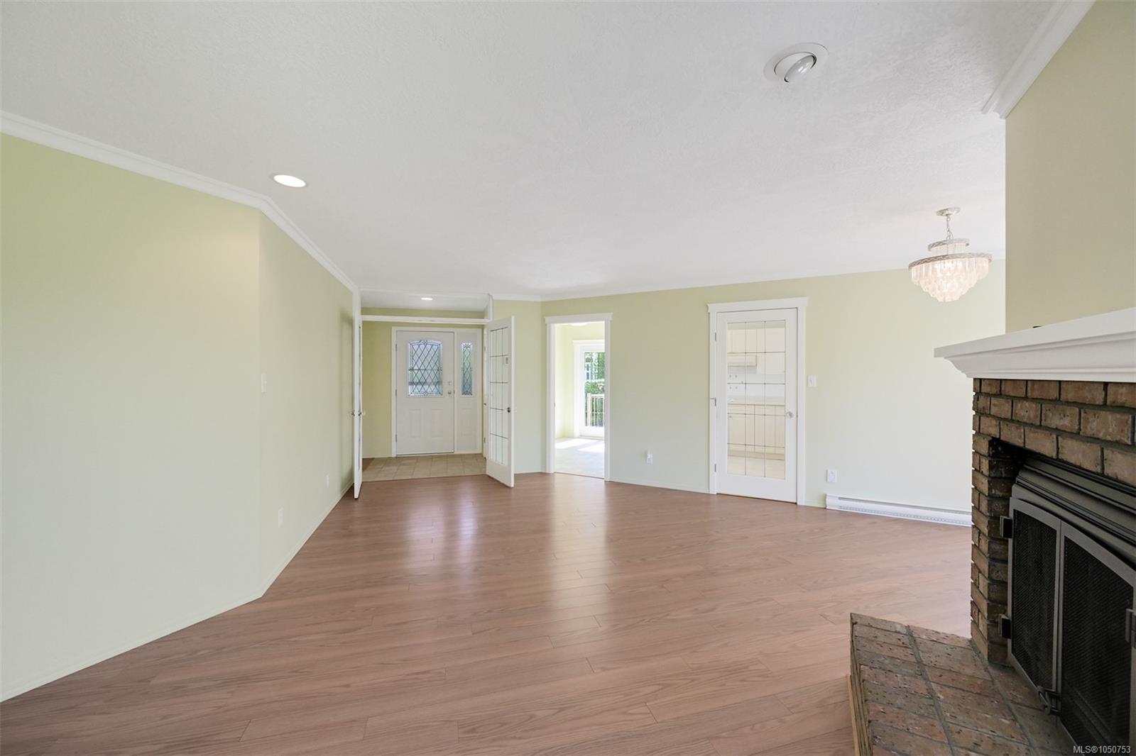 574 Cedar Cres — listing photo 10 of 66