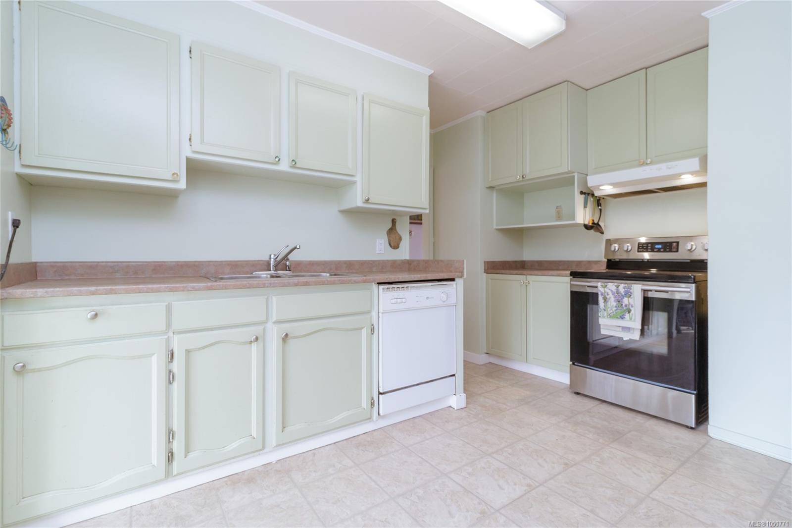 1747 Newton St — listing photo 12 of 38