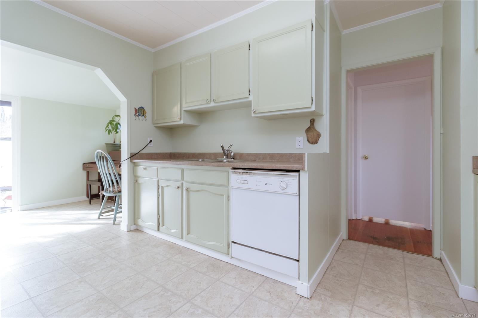 1747 Newton St — listing photo 13 of 38