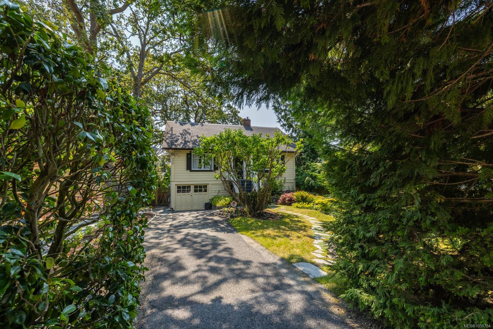 3358 Cook St — listing photo 3 of 55