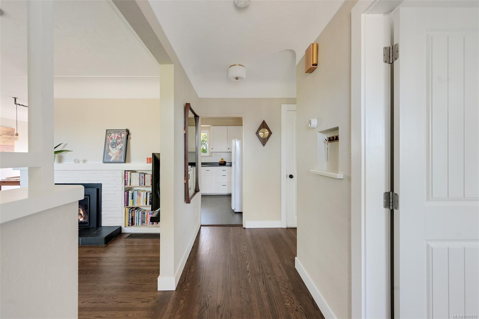 3221 Service St — listing photo 3 of 45