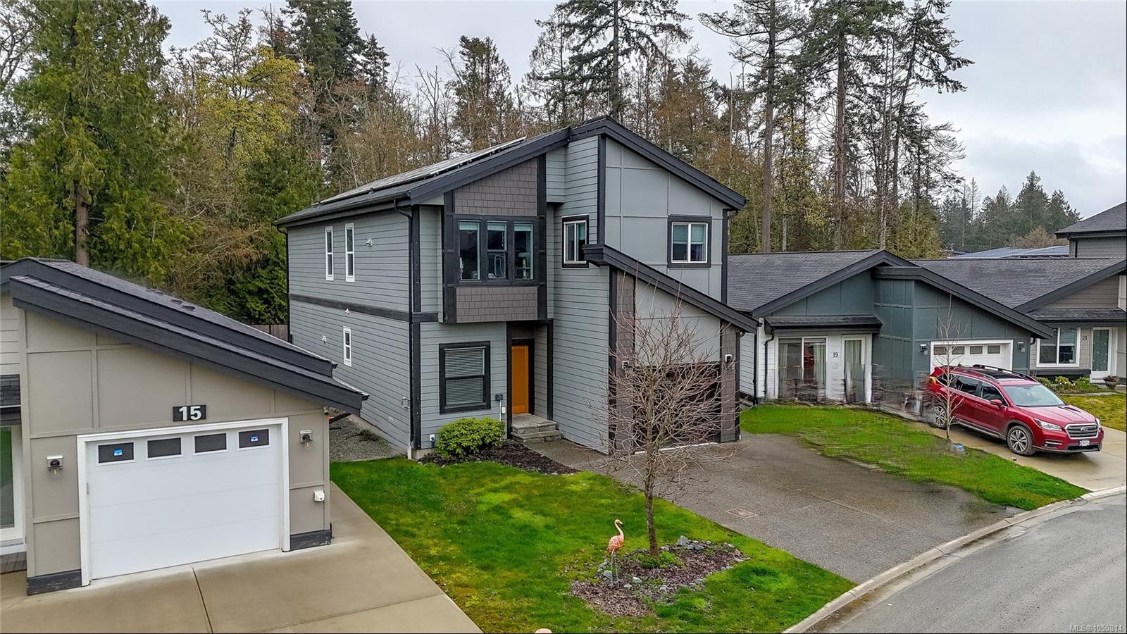 17 Saanich Ridge Dr — listing photo 3 of 48