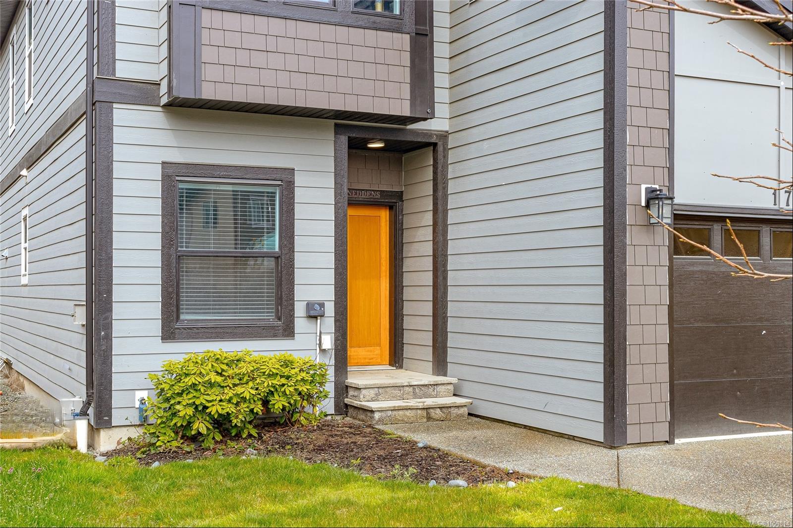 17 Saanich Ridge Dr — listing photo 4 of 48