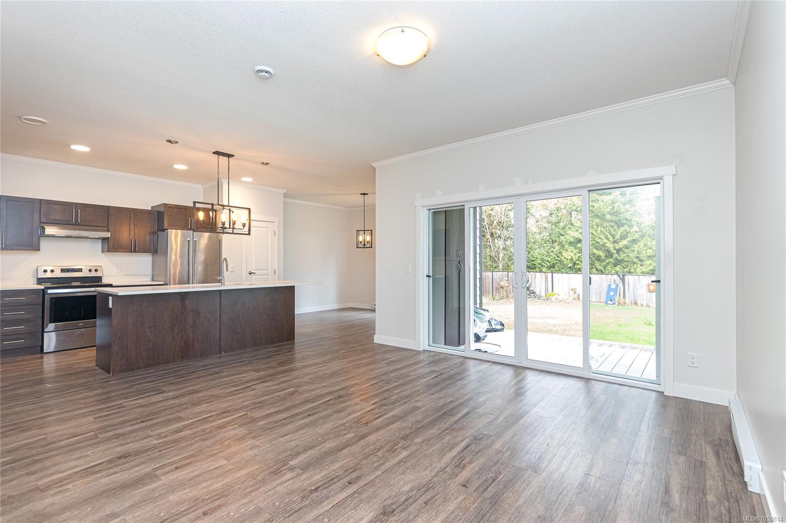 17 Saanich Ridge Dr — listing photo 6 of 48