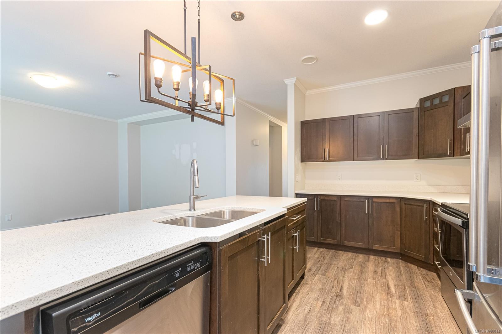 17 Saanich Ridge Dr — listing photo 8 of 48