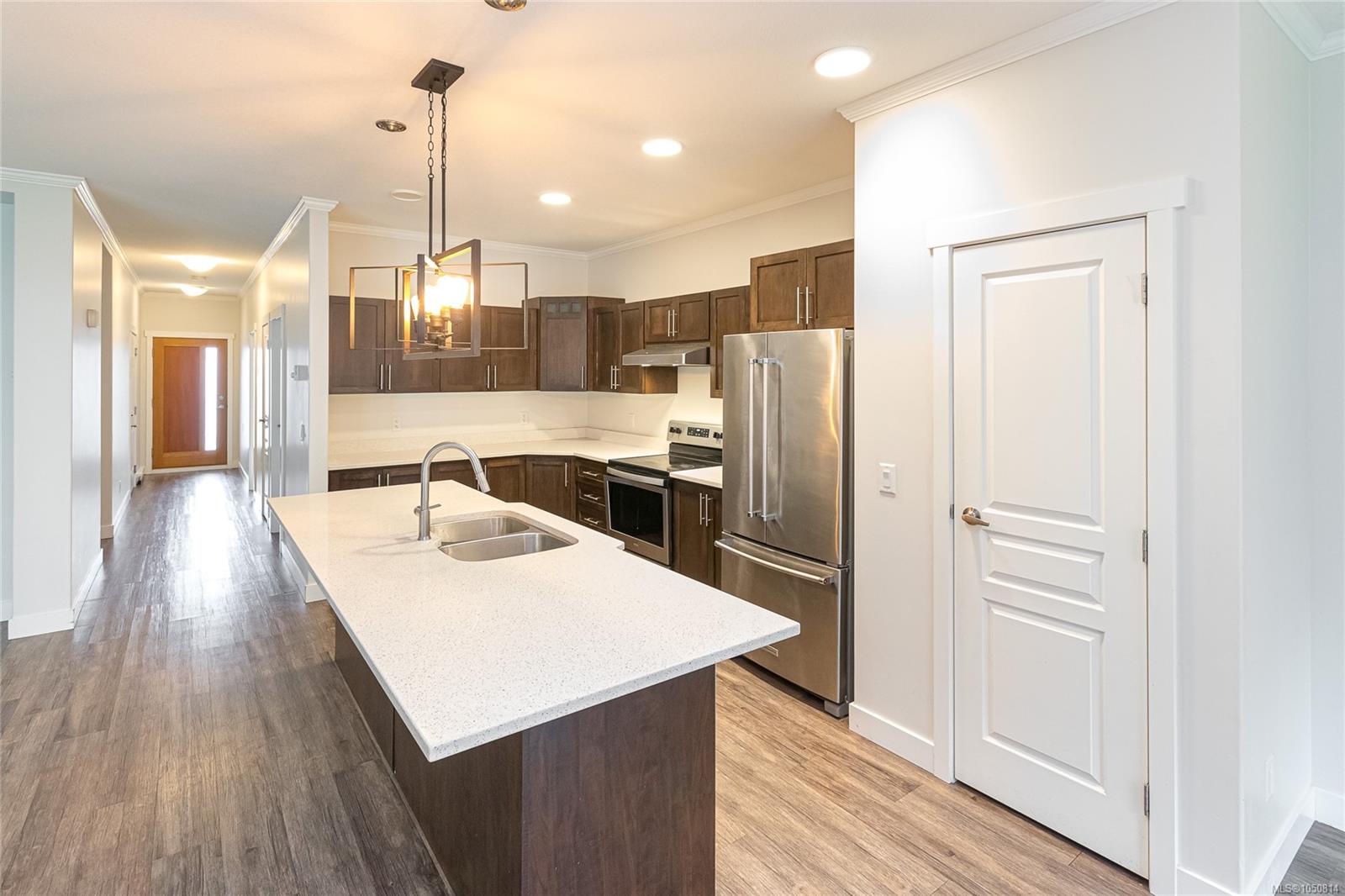 17 Saanich Ridge Dr — listing photo 9 of 48